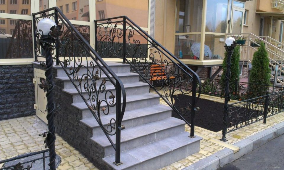кованые поручни для лестницы