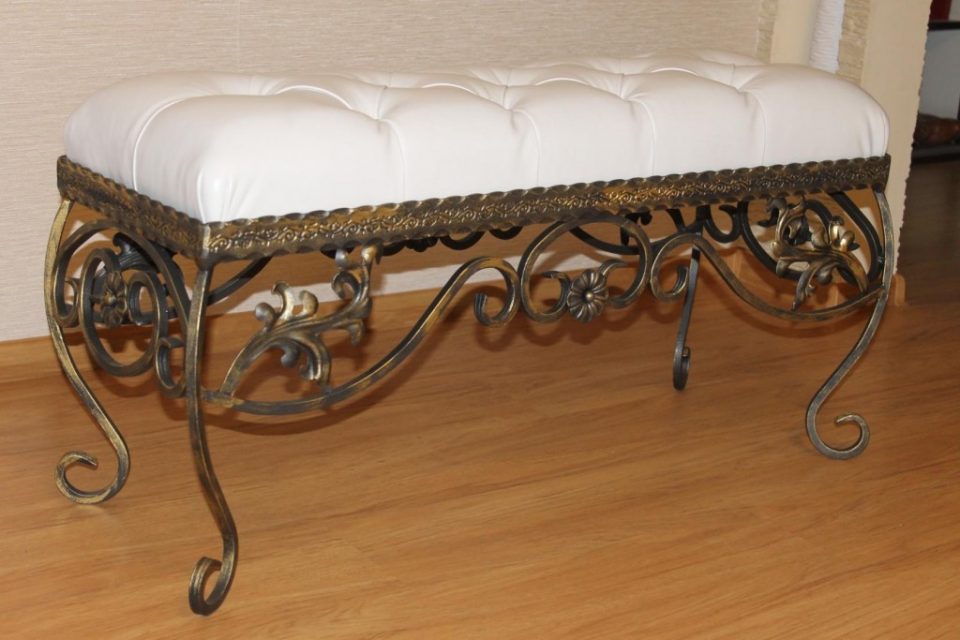 кованые банкетки в прихожую