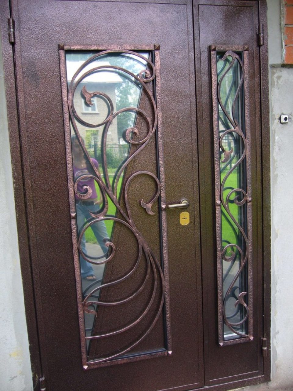 Железные входные двери со стеклом